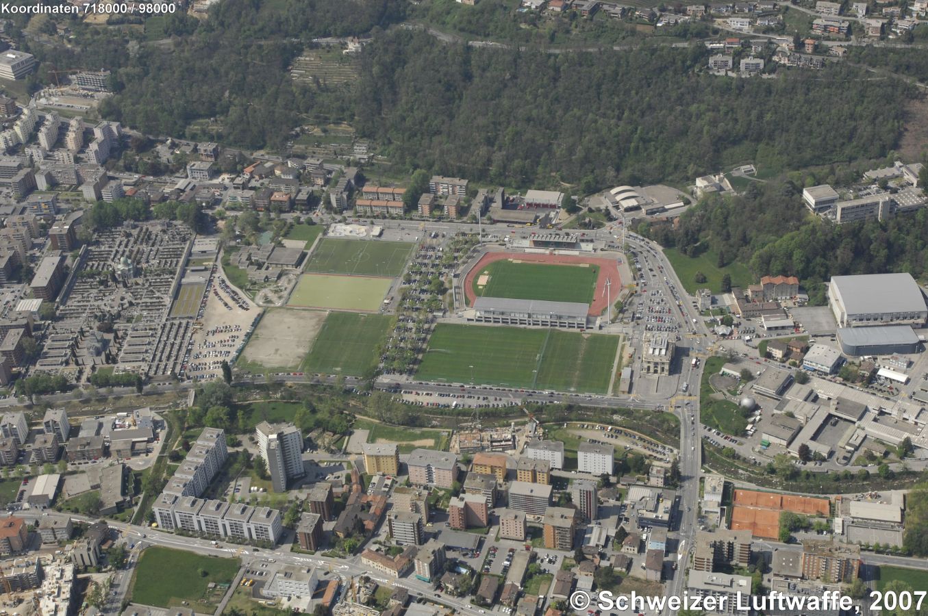 Lugano, Sportanlage Cornaredo, Position 2'717'924.17, 1'098'020.66. - Fussballstadion und Leichtathletik-Anlage. Das Stadion wurde 1951 eröffnet und seither mehrfach verändert. Die Besucherkapazität liegt bei rund 6300.